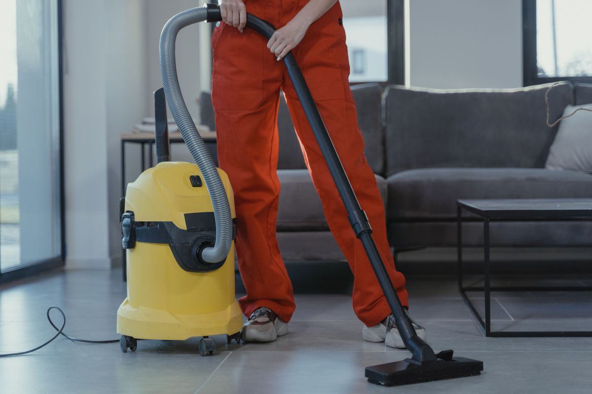 Lincolnshire carpet cleaning technician with professional extraction equipment